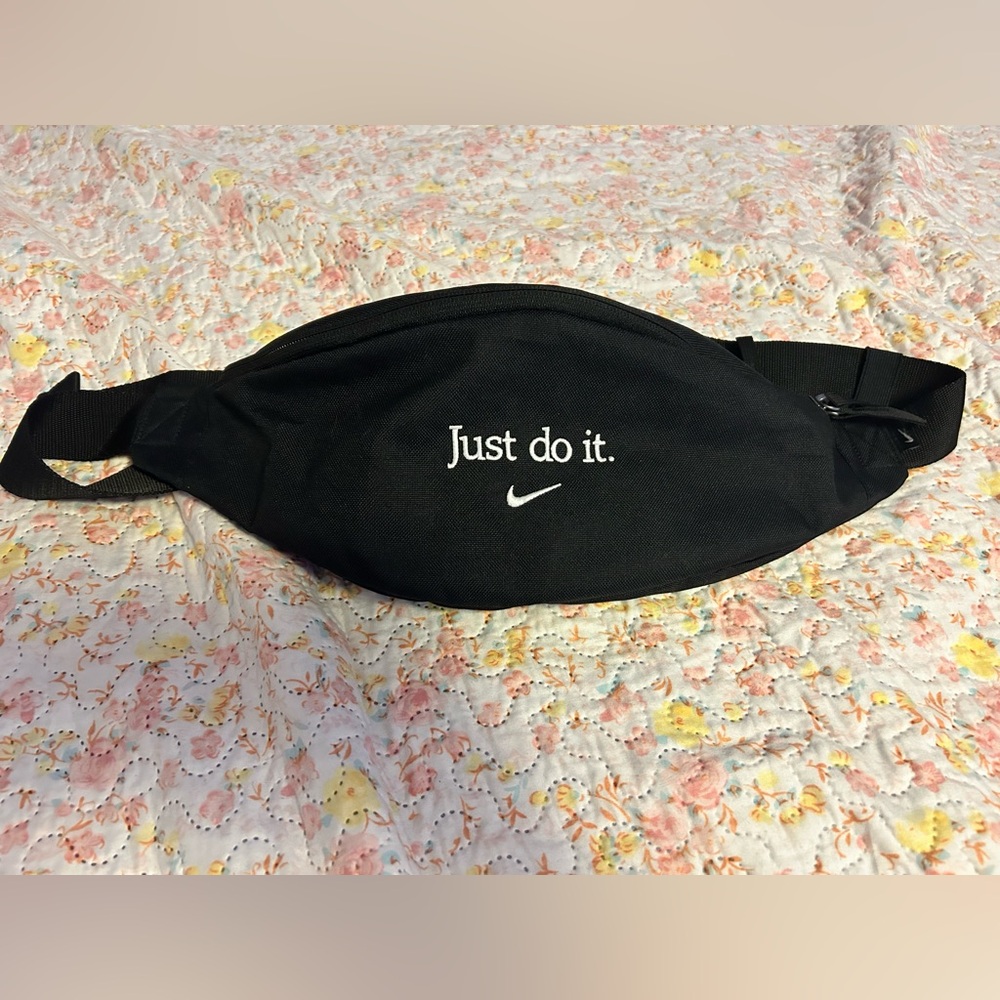SOLD Adjustable Nike waist bag/fanny pack